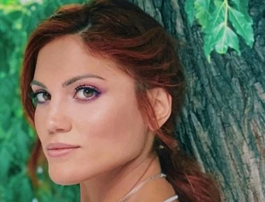 Πριν θεά, μετά θνητή: Το πριν και το μετά τα MAD της Μαίρης Συνατσάκη αποκαλύπτει το «ψέμα» της σόουμπιζ (φώτο)